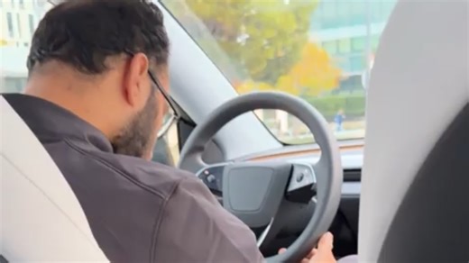 Motorista cochila em carro da Tesla com passageiro ao lado