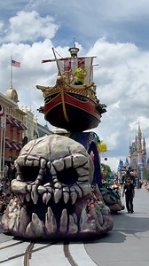 The ‘Peter Pan’ segment of Disney Festival of Fantasy Parade features the Lost Boys, Peter Pan, Wendy, Captain Hook, Tinker Bell and Mr. Smee! Peter stands on the Jolly Roger, which soars 28 feet above the ground. #festivaloffantasy #disneyfestivaloffantasy #festivaloffantasyparade #disneyparade #peterpan #cinderellacastle #disneycharacters #tinkerbell #wdw #waltdisneyworld #disneyworld | Mousesteps