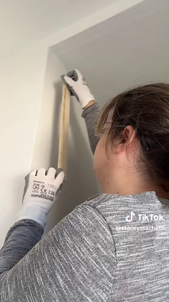 (Publicité) Transformation de mes WC - Partie 1 : le DIY du cache cumulus x SIKA 😍 Ça faisait des mois que je repoussais ce DIY : trop de contraintes, pas évident de trouver LA bonne solution. Finalement, j’ai opté pour un cache aimanté super facile à retirer avec un petit rideau en dessous pour garder l’accès au rangement ✨ Pour fixer le cadre en bois, j’ai utilisé la colle en cartouche SikaBond-240 Fixe Facile : Facile à appliquer et prise immédiate, indispensable ici. Et pour coller les seco