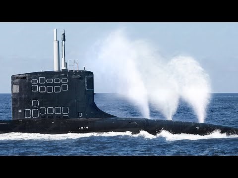 US Massive Submarine Diving Like a Whale in Middle of the Ocean