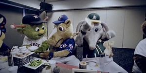 MLB's mascots gathered for a Thanksgiving meal ... and it ended in a food fight