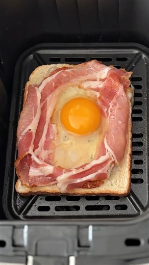 This breakfast is crispy, delicious, and so easy to make. An air fryer is the best way to cook bacon and eggs. Dear Silent 🤫 members from the group, say anything to stay active. | Air Fryer Recipes For Beginners