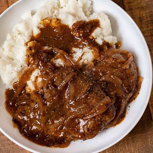 FULL RECIPE: https://dinnerthendessert.com/cube-steak-with-gravy/ Easy Cube Steak with Gravy is the ultimate comfort food recipe of browned cube steaks with a rich gravy and caramelized onions. Serve with mashed potatoes! Is there anything that says home cooked comfort food like big helping of Chicken Fried Steak or Cube Steak with Mashed Potatoes, smothered in gravy, for Dinner? | Dinnerthendessert.com