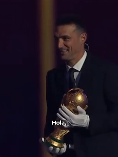 El técnico de Argentina, Lionel Scaloni, presenta el trofeo de la Copa del Mundo durante la ceremonia del sorteo del mundial 2026. #Latinus #InformaciónParaTi #FIFAWorldCup #FIFAWorldCup